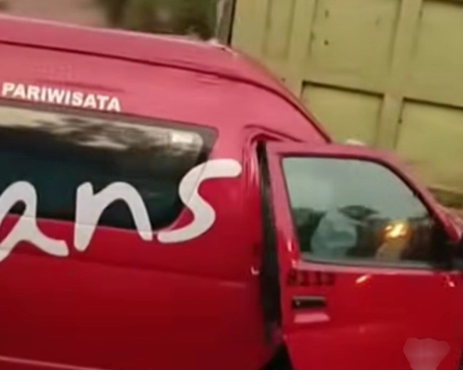 Penampakan minibus travel Daytrans tabrak ekor dump truk. [Instagram]